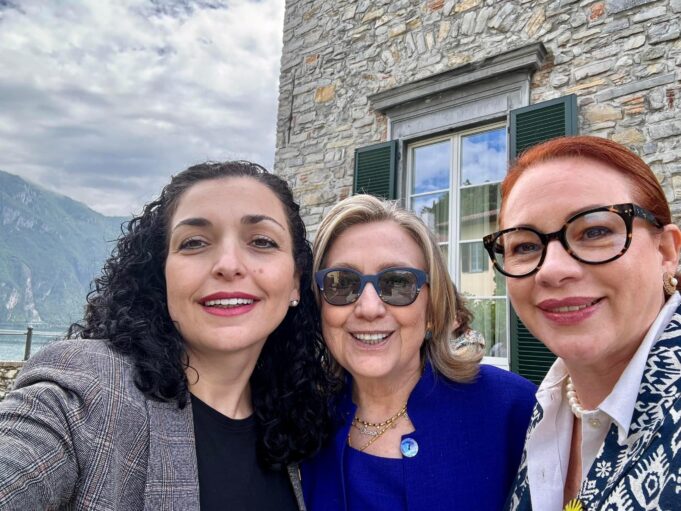 osmani-ne-kuader-te-“global-women-leaders-summit”,-takon-hillary-clinton:-republika-e-kosoves-do-te-qendroje-gjithnje-ne-krah-te-aleateve-te-saj