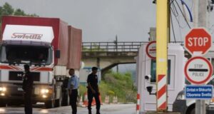 Shtohen kufizimet për kalimin e kamionëve të mallrave në kufi me Kosovën dhe Shqipërinë shtohen-kufizimet-per-kalimin-e-kamioneve-te-mallrave-ne-kufi-me-kosoven-dhe-shqiperine