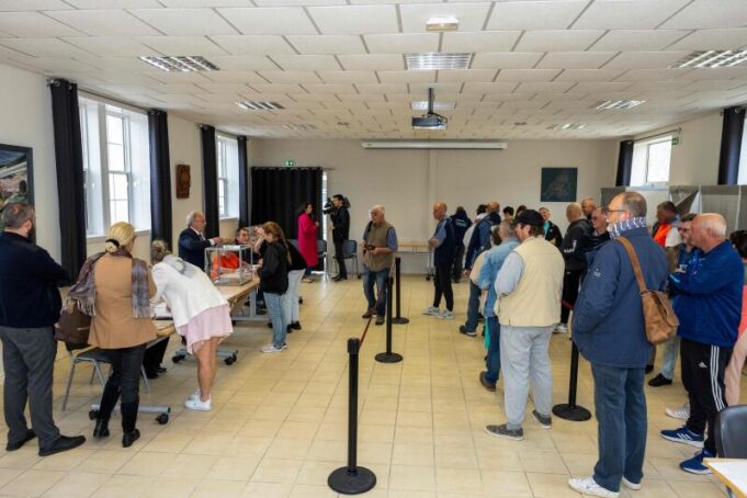 franca-ne-zgjedhje,-rritet-pjesemarrja-ne-qendrat-e-hapura-te-votimit