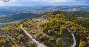 Kurti për zbulimin e altarit romak në Kalanë e Vuçakut: Dëshmi e kontinuitetit të jetës dhe kulturës që nga parahistoria kurti-per-zbulimin-e-altarit-romak-ne-kalane-e-vucakut:-deshmi-e-kontinuitetit-te-jetes-dhe-kultures-qe-nga-parahistoria