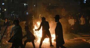 Çifutët ultra-ortodoksë s’pajtohen me shërbimin ushtarak, përleshën me policinë gjatë protestës cifutet-ultra-ortodokse-s’pajtohen-me-sherbimin-ushtarak,-perleshen-me-policine-gjate-protestes