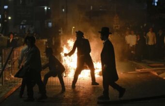Çifutët ultra-ortodoksë s’pajtohen me shërbimin ushtarak, përleshën me policinë gjatë protestës cifutet-ultra-ortodokse-s’pajtohen-me-sherbimin-ushtarak,-perleshen-me-policine-gjate-protestes