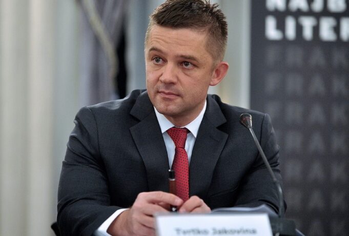 diplomacia-e-hillit-s’eshte-ne-perputhje-me-shtepine-e-bardhe,-thote-profesori-kroat