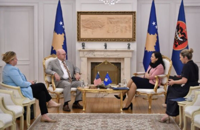 osmani-takohet-me-hovenierin,-rithekson-rendesine-e-largimit-te-masave