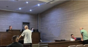 Vrasja e policit në Zllatar, dëshmitari thotë se i akuzuari pas ngjarjes kritike kishte filluar të bërtiste e ta godiste veten vrasja-e-policit-ne-zllatar,-deshmitari-thote-se-i-akuzuari-pas-ngjarjes-kritike-kishte-filluar-te-bertiste-e-ta-godiste-veten