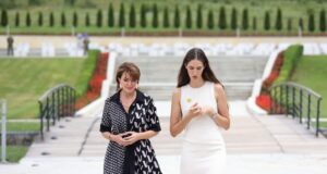 Emina Çunmulaj bën homazhe në Prekaz emina-cunmulaj-ben-homazhe-ne-prekaz