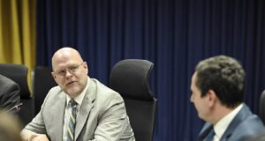 Hovenier: Shqetësohmi kur qeveria ndërmerr veprime të njëanshme – nganjëherë s’pajtohemi me taktikat hovenier:-shqetesohmi-kur-qeveria-ndermerr-veprime-te-njeanshme-–-nganjehere-s’pajtohemi-me-taktikat