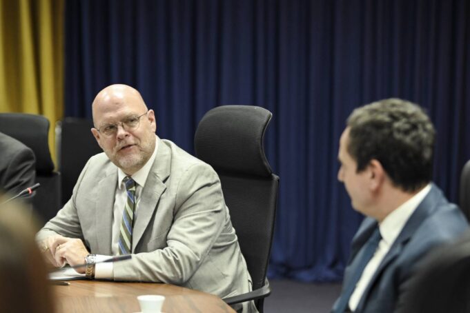 hovenier:-shqetesohmi-kur-qeveria-ndermerr-veprime-te-njeanshme-–-nganjehere-s’pajtohemi-me-taktikat