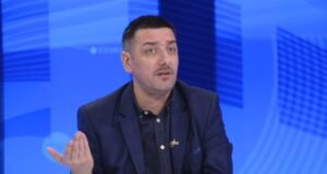 Ironizon Valon Syla: Albini me Vjosen me një “shtrafsiger” kanë me i ndreqë krejt punët ironizon-valon-syla:-albini-me-vjosen-me-nje-“shtrafsiger”-kane-me-i-ndreqe-krejt-punet