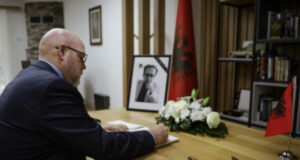 Ambasadori Hovenier nënshkruhet në librin e zisë për Kadarenë -fjalët e tij për shkrimtarin ambasadori-hovenier-nenshkruhet-ne-librin-e-zise-per-kadarene-fjalet-e-tij-per-shkrimtarin