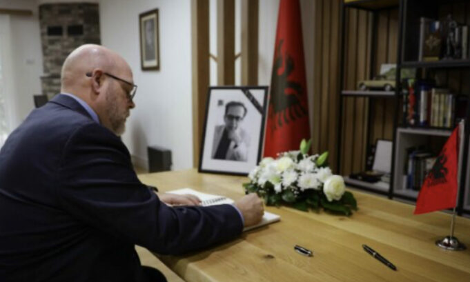 ambasadori-hovenier-nenshkruhet-ne-librin-e-zise-per-kadarene-fjalet-e-tij-per-shkrimtarin