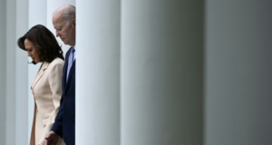 Kamala Harris do të takohet me Joe Biden ndërsa Partia Demokratike ‘zhytet’ në ankth kamala-harris-do-te-takohet-me-joe-biden-ndersa-partia-demokratike-‘zhytet’-ne-ankth