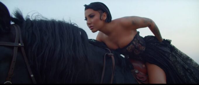 kengetarja-vushtrriase,-dafina-aliu,-sjell-kengen-e-re-“ne-dasmen-tande”