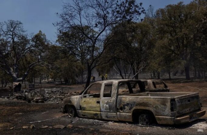 gati-30-mije-te-evakuuar-nga-zjarret-ne-kaliforni