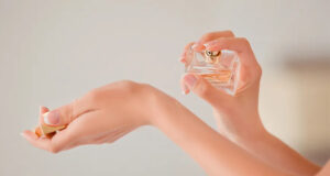 Këshilla si ta vendosni parfumin që të zgjasë më gjatë keshilla-si-ta-vendosni-parfumin-qe-te-zgjase-me-gjate