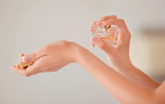 keshilla-si-ta-vendosni-parfumin-qe-te-zgjase-me-gjate