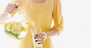 Lëng limoni në vend të kafes së mëngjesit leng-limoni-ne-vend-te-kafes-se-mengjesit