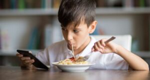 Telefonat duhet të largohen nga tavolina e ngrënies telefonat-duhet-te-largohen-nga-tavolina-e-ngrenies