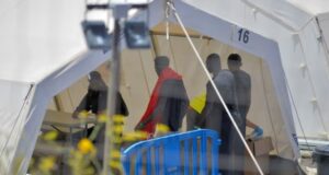 Qindra në Ishujt Kanarie protestojnë kundër fluksit të emigrantëve qindra-ne-ishujt-kanarie-protestojne-kunder-fluksit-te-emigranteve