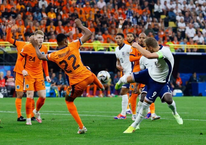 perfundon-ne-barazim-pjesa-e-pare-mes-holandes-dhe-anglise