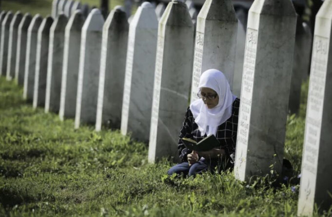 varrosen-29-vjet-pas-gjenocidit-eshtrat-e-14-viktimave-te-srebrenices