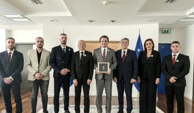 kurti-mirepret-nje-delegacion-nga-bosnja-dhe-hercegovina,-i-dhurojne-simbolin-e-lules-se-srebrenices