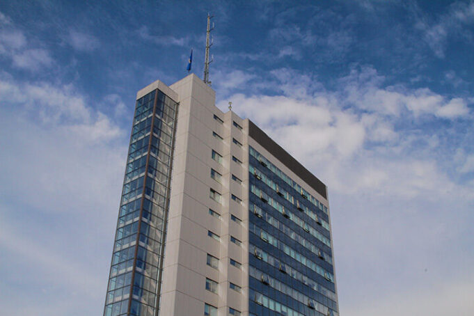 be-ja-ne-kembe-per-ligjin-e-kontestueshem-per-kpm-ne,-qeveria-insiston-se-i-respektoi-direktivat-e-be-se