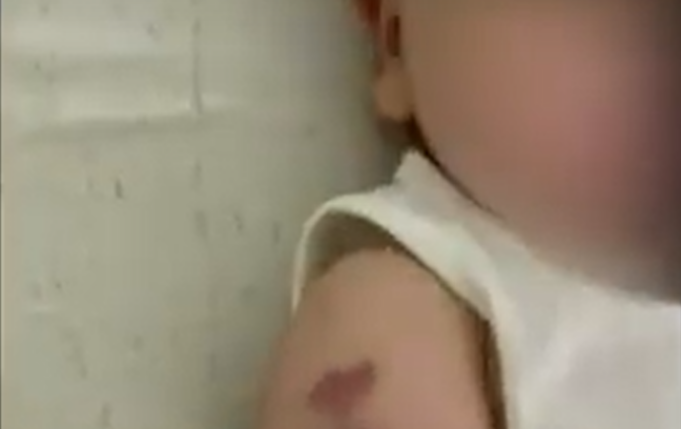 e-tmerrshme:-nena-s’dinte-maqedonisht,-infermierja-hakmerret-duke-dhunuar-foshnjen-e-saj-3-muajshe