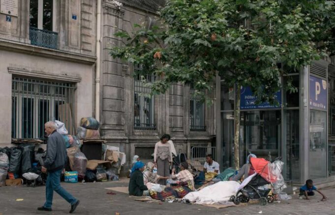 franca-po-transporton-emigrante-te-pastrehe-jashte-parisit-perpara-lojerave-olimpike