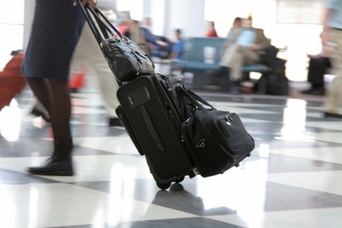 dy-truke-qe-ta-marresh-i-pari-valixhen-tende-ne-aeroport