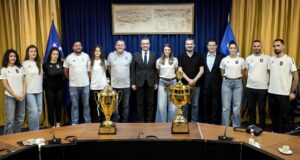Kurti pret në takim përfaqësuesit e hendbollit të femrave “KHF Istogu”, i uron për arritjet e tyre kurti-pret-ne-takim-perfaqesuesit-e-hendbollit-te-femrave-“khf-istogu”,-i-uron-per-arritjet-e-tyre