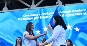 Osmani ia dorëzon flamurin ekipit olimpik që do ta përfaqësojë Kosovën në Paris – “Nuk është vetëm arritje personale, por edhe e vendit” osmani-ia-dorezon-flamurin-ekipit-olimpik-qe-do-ta-perfaqesoje-kosoven-ne-paris-–-“nuk-eshte-vetem-arritje-personale,-por-edhe-e-vendit”