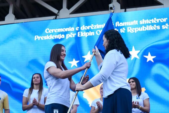 osmani-ia-dorezon-flamurin-ekipit-olimpik-qe-do-ta-perfaqesoje-kosoven-ne-paris-–-“nuk-eshte-vetem-arritje-personale,-por-edhe-e-vendit”