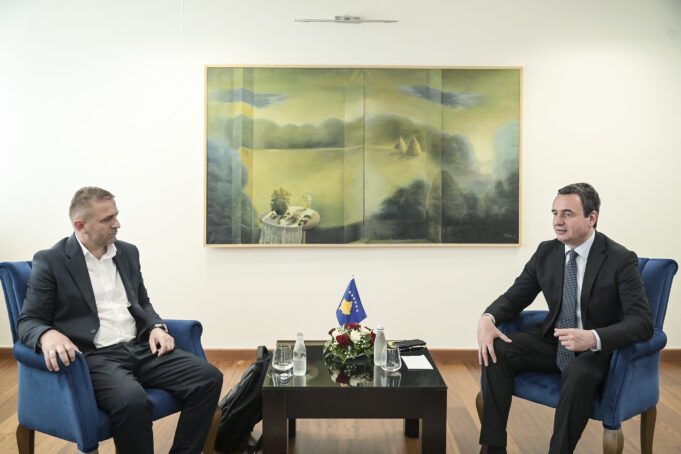 kurti-me-vartesit-e-tij-pret-bordin-e-ri-te-“trepces”,-shpreh-gatishmerine-per-ta-perkrahur-kete-ndermarrje