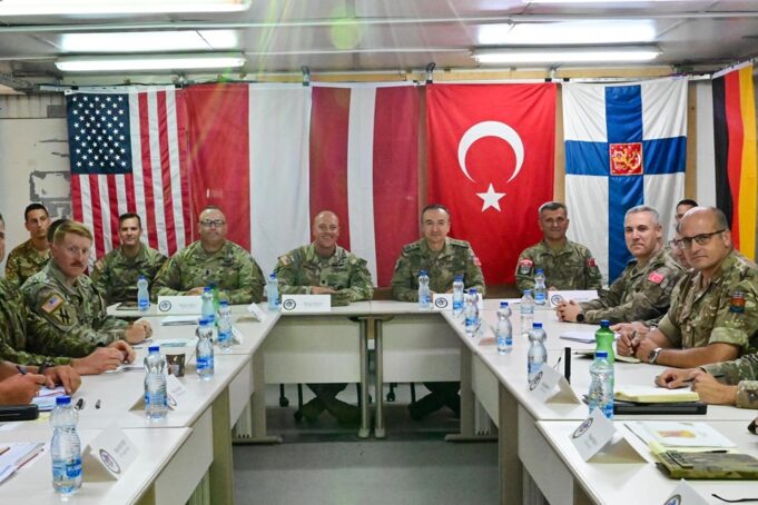 ulutash-viziton-kampin-“novo-selo”,-takon-personelin-e-batalionit-manovues-te-kfor-it