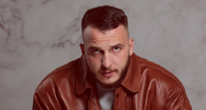 Mozzik pas vrasjes së Faton Hajrizit kritikon shtetin: Djalë i ri trim, duke e rritur lufta e fryma drenicake mozzik-pas-vrasjes-se-faton-hajrizit-kritikon-shtetin:-djale-i-ri-trim,-duke-e-rritur-lufta-e-fryma-drenicake