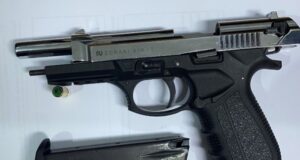 Shtiu me pistoletë gjatë ahengut familjar, arrestohet 36-vjeçari shtiu-me-pistolete-gjate-ahengut-familjar,-arrestohet-36-vjecari