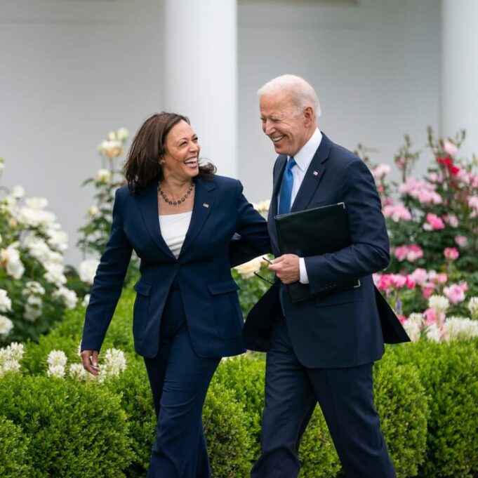 pas-terheqjes,-joe-biden-mbeshtet-nominimin-e-kamala-harris-si-kandidate-per-presidente