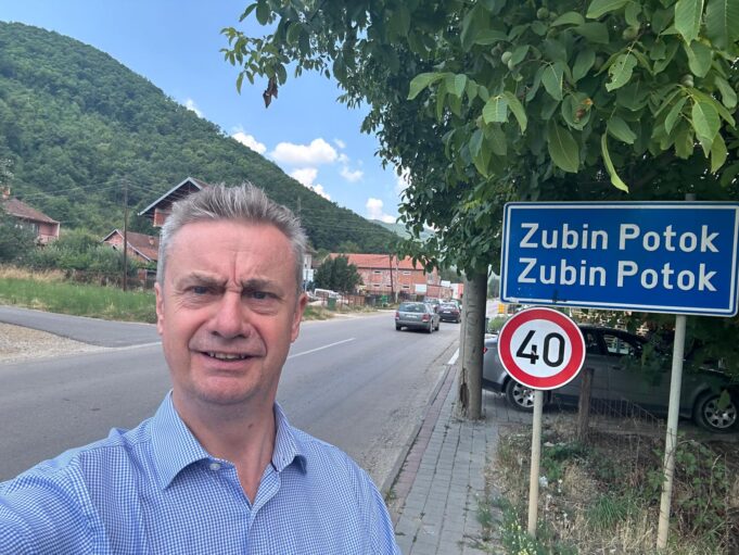 ambasadori-britanik-viziton-veriun