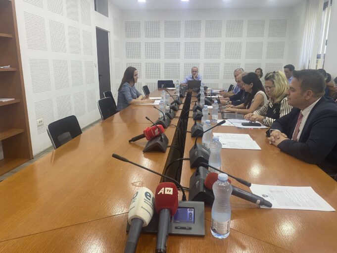 komisioni-hetimor-per-subvencionimin-e-blerjes-se-teksteve-shkollore-interviston-tre-persona