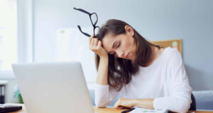 14 zakone të këqija, të cilat ulin energjitë fizike dhe psikologjike 14-zakone-te-keqija,-te-cilat-ulin-energjite-fizike-dhe-psikologjike