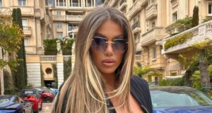 Adelina Tahiri hudhet me kokë në ujë, vëmendje marrin të linjat e saj trupore adelina-tahiri-hudhet-me-koke-ne-uje,-vemendje-marrin-te-linjat-e-saj-trupore