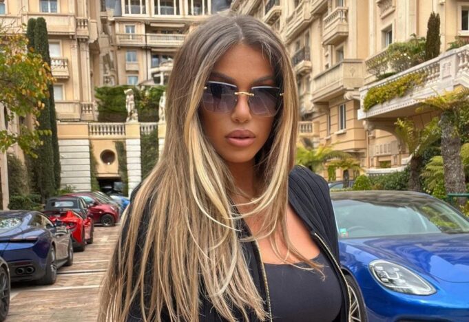 adelina-tahiri-hudhet-me-koke-ne-uje,-vemendje-marrin-te-linjat-e-saj-trupore