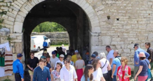 1.9 milionë turistë kanë hyrë vetëm në muajin qershor në Shqipëri 1.9-milione-turiste-kane-hyre-vetem-ne-muajin-qershor-ne-shqiperi