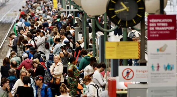 nderprerja-e-udhetimit-ne-france-pritet-te-zgjase-gjate-gjithe-fundjaves