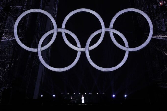 parisi-i-dhuron-botes-ceremonine-me-madheshtore-ne-historine-e-lojerave-olimpike