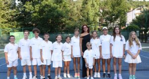 Dua Lipa takon tenistët e rinj të Kosovës gjatë vizitës së saj në Prishtinë dua-lipa-takon-tenistet-e-rinj-te-kosoves-gjate-vizites-se-saj-ne-prishtine