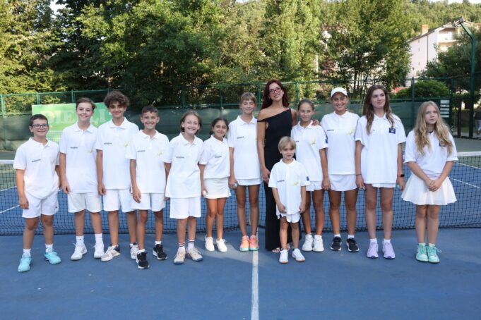 dua-lipa-takon-tenistet-e-rinj-te-kosoves-gjate-vizites-se-saj-ne-prishtine