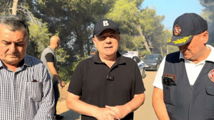 rreziku-nga-flaket-ende-i-larte-ne-shengjin,-ne-terren-mbi-20-zjarrfikese-dhe-80-forca-operacionale