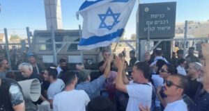 Protestuesit izraelitë hyjnë në bazën ushtarake, pasi ushtarët arrestohen për abuzim të të burgosurve në Gaza protestuesit-izraelite-hyjne-ne-bazen-ushtarake,-pasi-ushtaret-arrestohen-per-abuzim-te-te-burgosurve-ne-gaza